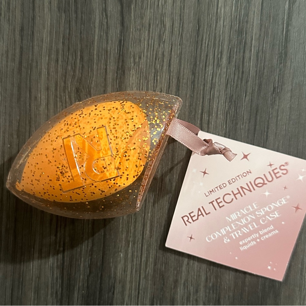 ❌SOLD❌Real Techniques Limited Edition Beauty Blender Sponge & Travel Case NEW - Picture 1 of 4